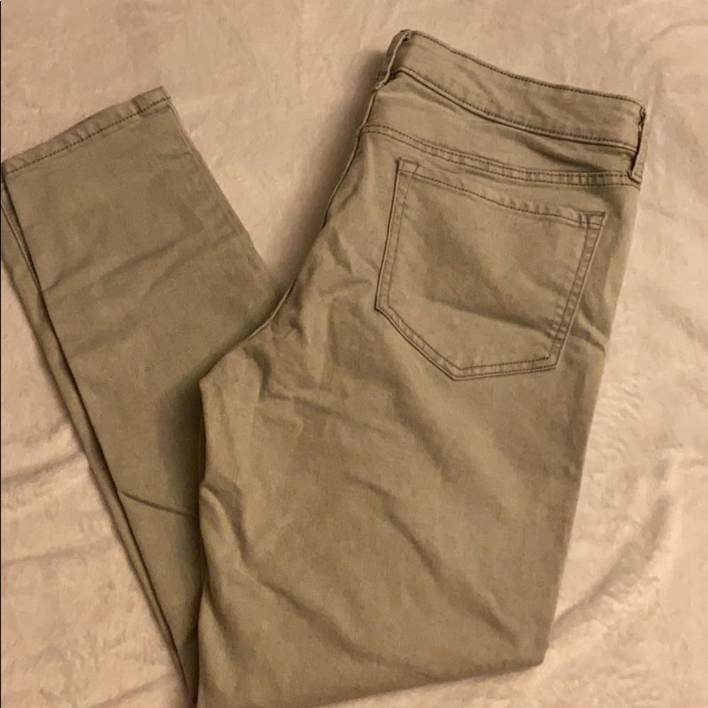 ‼️LAST CHANCE‼️ Light gray mid-rise rockstar jeans